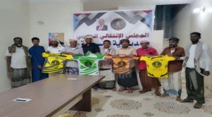 انتقالي المسيلة بالمهرة يقدم الدفعة الثانية من الملابس والدريسات الرياضية لصالح الفرق الشعبية بالمديرية