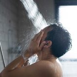 الاستحمام بالماء البارد.. بين مخاطر على القلب وفوائد للصحة من هنا وهناك