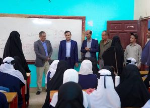 المحافظ بن الوزير يتفقد سير الدراسة في ثانوية بلقيس للبنات بمدينة عتق