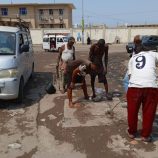 تواصل أعمال إزالة مخلفات السيول وتنظيف مجاري الأمطار في التواهي