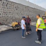 مدير صيرة يطلع على أعمال سفلتة خط البنك المركزي بعدن
