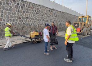 مدير صيرة يطلع على أعمال سفلتة خط البنك المركزي بعدن