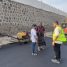 مدير صيرة يطلع على أعمال سفلتة خط البنك المركزي بعدن