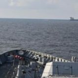 اندلاع حريق على سفينة بعد هجوم قبالة سواحل عدن