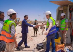 المحافظ بن الوزير يطلع على مستوى التجهيزات الفنية بمحطة كهرباء عتق وخطة توزيع توليد الطاقة الشمسية