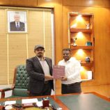 محافظ حضرموت يطلع على دراسة ماجستير حول دور منصات التحقق في كشف الأخبار الزائفة