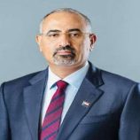 الرئيس الزُبيدي يجري اتصالاً هاتفياً بالشيخ سلطان البركاني للاطمئنان على صحته