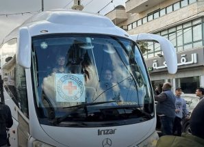 إسرائيل تبدأ بنقل الأسرى المقرر الإفراج عنهم إلى مرافق خارج السجون