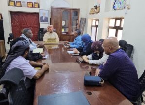 محافظ سقطرى يلتقي فريق منظمة الصحة العالمية لمتابعة مشروع “صحة ساقطري” بدعم من مؤسسة إرث زايد