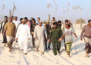 محافظ أرخبيل سقطرى يتفقد مخيم عومق السياحي ويؤكد دعم الجهود المحلية لتنشيط السياحة