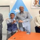 السفارة الصومالية بعدن تسلم عدد من مواطنيها جوازات سفر بعد إعادة تفعيل الإصدار المنقطع منذ سنوات