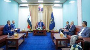 الأمين العام يبحث سبل تعزيز جهود تحقيق السلام مع وفد المعهد الأوروبي
