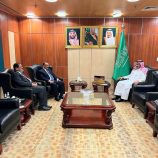 وزير النقل يلتقي السفير آل جابر المشرف العام على البرنامج السعودي لإعمار اليمن في مقر البرنامج بالرياض
