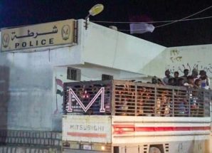 المهرة .. حملة على تجمعات المهاجرين غير الشرعيين وشبكات التهريب النشطة تسفر عن ضبط 26 مهربًا من الجنسية الإثيوبية وترحيل 406 مهاجرين غير شرعيين