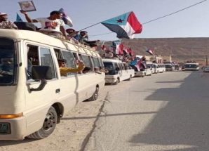 مواكب حاشدة تنطلق إلى شبام للمشاركة في احتفالات الذكرى 62 لثورة اكتوبر