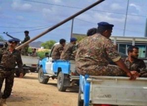 أمن أبين يقبض على قائد نقطة ابتز سائقاً مصرياً ويطلق حملة لرفع النقاط غير القانونية