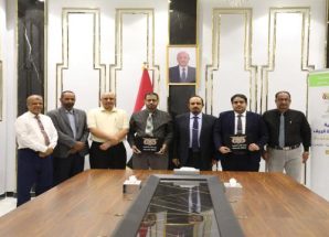 محافظ حضرموت يرعى توقيع اتفاقية برنامج تعليم فتاة الريف لتأهيل “قابلات المجتمع” في أربع مديريات