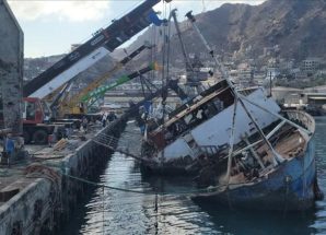 انتشال أضخم السفن الغارقة في ميناء الإصطياد بعدن تمهيدا لخطوات إعادة تشغيل الميناء