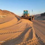 تنفيذ أعمال إزاحة الرمال في طريق عتق – بيحان بشبوة