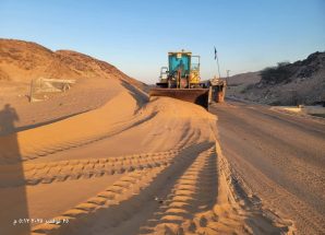 تنفيذ أعمال إزاحة الرمال في طريق عتق – بيحان بشبوة