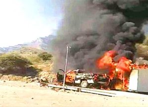 الابتزاز يدفع مواطنا لإحراق سيارته بحمولتها في دمت