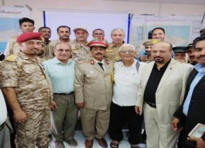 اللواء بن بريك يهنئ العقيد الركن عبدالفتاح الشاعري بحصوله على درجة الماجستير في العلوم العسكرية