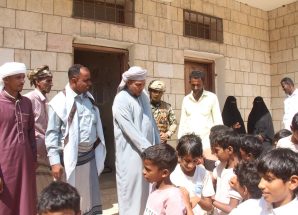 محافظ سقطرى يزور مدرسة معنوفة ويطّلع على احتياجاتها التعليمية