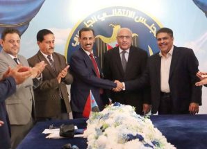 بحضور الكثيري إتمام مراسم التسليم والاستلام لقيادة انتقالي حضرموت