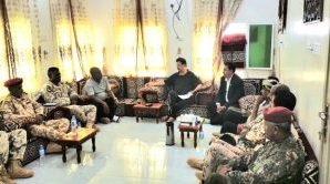 الفريق الرئاسي يلتقي قيادة الوحدات العسكرية في سقطرى