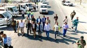 محافظ حضرموت يتفقد جسر المنوّرة بالمكلا