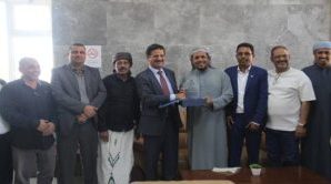 محافظ سقطرى يودّع عضو هيئة رئاسة المجلس الانتقالي الجنوبي ويمنحه درع شكر وتقدير