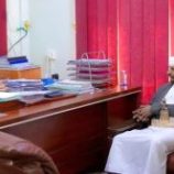 محافظ شبوة يشيد بالمساهمة المجتمعية للقبائل في تعزيز السلم الأهلي والتنمية