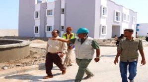 مدير خورمكسر يتفقد سير العمل في مشروع مدينة الشيخ محمد بن زايد الطبية بالعريش