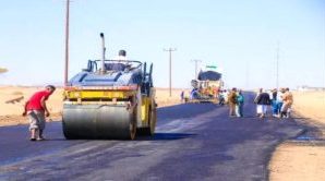 شبوة.. بدء أعمال السفلتة بمشروع توسعة المدخل الغربي لعتق