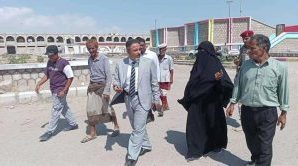 رئيس انتقالي أبين يتفقد ساحة الشهداء بزنجبار ويزور المسرح بعد إعادة تأهيله