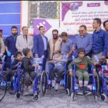 المحافظ بن الوزير يدشن توزيع 442 كرسيًا متحركًا للطلاب من ذوي الإعاقة