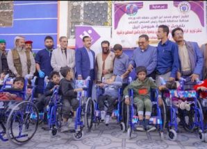 المحافظ بن الوزير يدشن توزيع 442 كرسيًا متحركًا للطلاب من ذوي الإعاقة