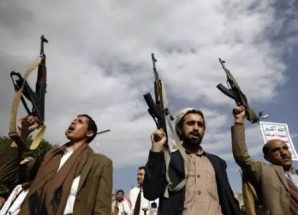 الحوثيون يحيلون ملفات موظفين معتقلين للنيابة