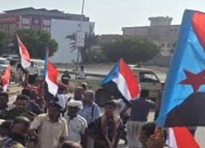 حشود غاضبة في المكلا تطالب برحيل محافظ حضرموت سالم الخنبشي