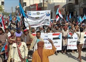 مسيرة جماهيرية في عتق تطالب بإعلان الاستقلال الثاني