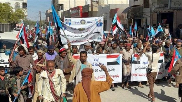 مسيرة جماهيرية في عتق تطالب بإعلان الاستقلال الثاني