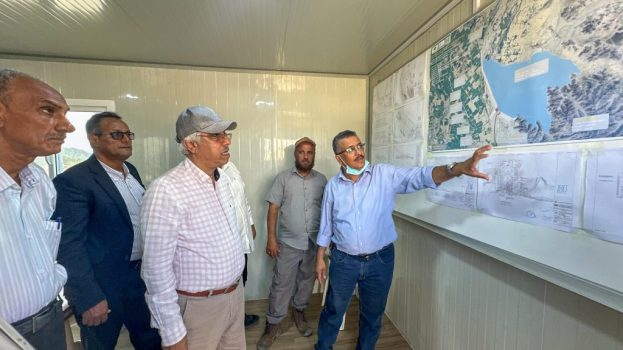 وكيل وزارة الزراعة والري يطّلع على مستوى الإنجاز في مشروع سد حسّان الإستراتيجي بأبين