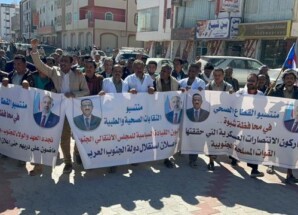 نقابة الأطباء بشبوة تزور مخيم الاعتصام في عتق لدعم إعلان دولة الجنوب العربي