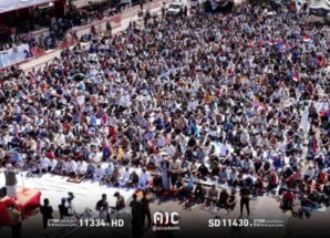 حشود غفيرة تؤدي صلاة الجمعة في ساحة الاعتصام بالعاصمة عدن