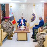 الرئيس الزُبيدي يطّلع على الأوضاع العسكرية الأمنية في سقطرى ويشيد بحالة الاستقرار التي تعيشها المحافظة