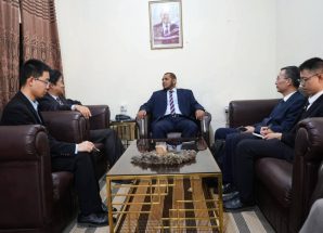 محافظ سقطرى يبحث مع القائم بأعمال السفير الصيني في اليمن سبل تعزيز فرص التعاون مع الصين