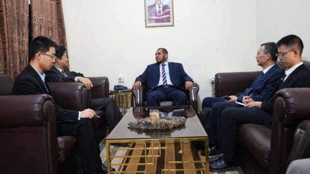 محافظ سقطرى يبحث مع القائم بأعمال السفير الصيني في اليمن سبل تعزيز فرص التعاون مع الصين