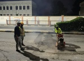 بدء أعمال قص الحفريات المتضررة في خط المطار بخورمكسر لتحسين حركة السير في العاصمة عدن