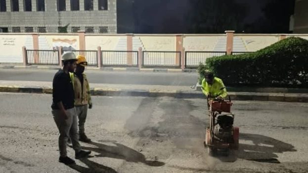 بدء أعمال قص الحفريات المتضررة في خط المطار بخورمكسر لتحسين حركة السير في العاصمة عدن