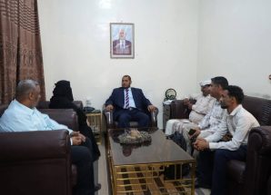 محافظ سقطرى يناقش مع وفد البنك الأهلي اليمني تعزيز مهام فرع البنك ودوره الرقابي بالمحافظة
